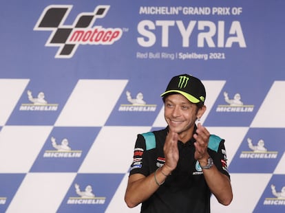 Valentino Rossi responde a los aplausos del 'paddock' en la conferencia de prensa en que anunció su retirada a final de año.