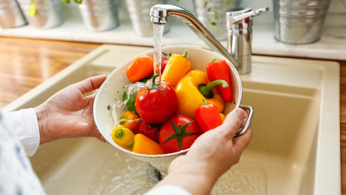 El accesorio que ayuda a limpiar mejor frutas y verduras (y por qué deberías usarlo)