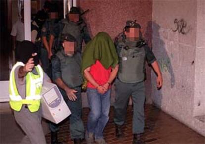 Agentes de la Guardia Civil conducen detenidos a Joseba Gorosarri, tras el registro de su domicilio en Vitoria.