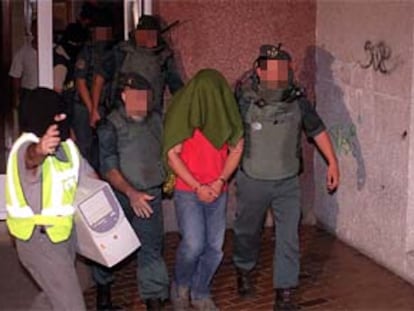 Agentes de la Guardia Civil conducen detenidos a Joseba Gorosarri, tras el registro de su domicilio en Vitoria.