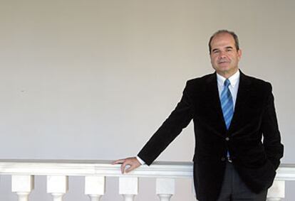 Manuel Chaves, presidente del PSOE y de la Junta de Andalucía, posa en el Parlamento andaluz.