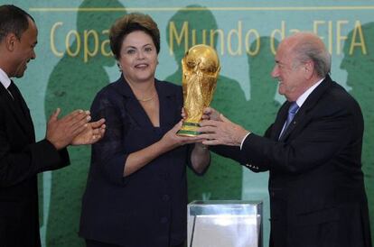 Dilma recebe a taça da Copa do presidente da FIFA, Joseph Blatter, em 2 de junho