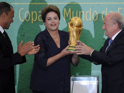 Dilma recebe a taça da Copa do presidente da FIFA, Joseph Blatter, em 2 de junho