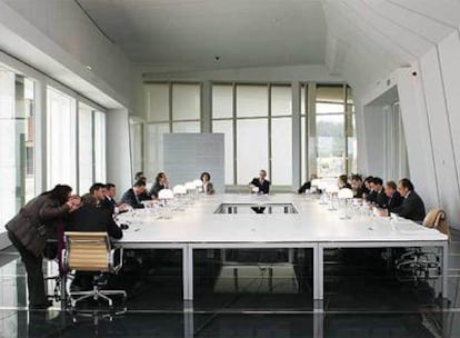 Reunión de constitución del patronato de la Fundación Gaiás, presidido por Emilio Pérez Touriño.