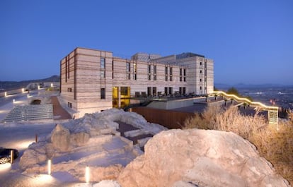 El parador de Lorca se encuentra dentro del castillo de la ciudad, un recinto amurallado en el que se conservan restos islámicos, judíos y cristianos.