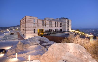 El parador de Lorca se encuentra dentro del castillo de la ciudad, un recinto amurallado en el que se conservan restos isl&aacute;micos, jud&iacute;os y cristianos.