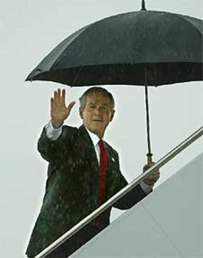 Bush, subiendo ayer al avión antes de partir hacia Carolina del Sur.