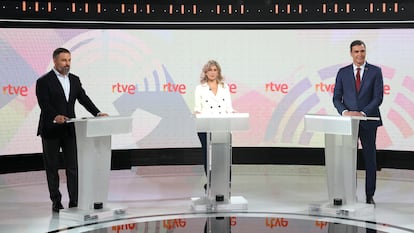 El líder de Vox, Santiago Abascal; la candidata de Sumar, Yolanda Díaz; y el presidente del Gobierno, Pedro Sánchez; en el debate de RTVE este miércoles en Madrid.