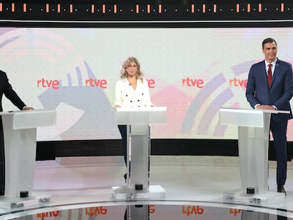 El líder de Vox, Santiago Abascal; la candidata de Sumar, Yolanda Díaz; y el presidente del Gobierno, Pedro Sánchez; en el debate de RTVE este miércoles en Madrid.