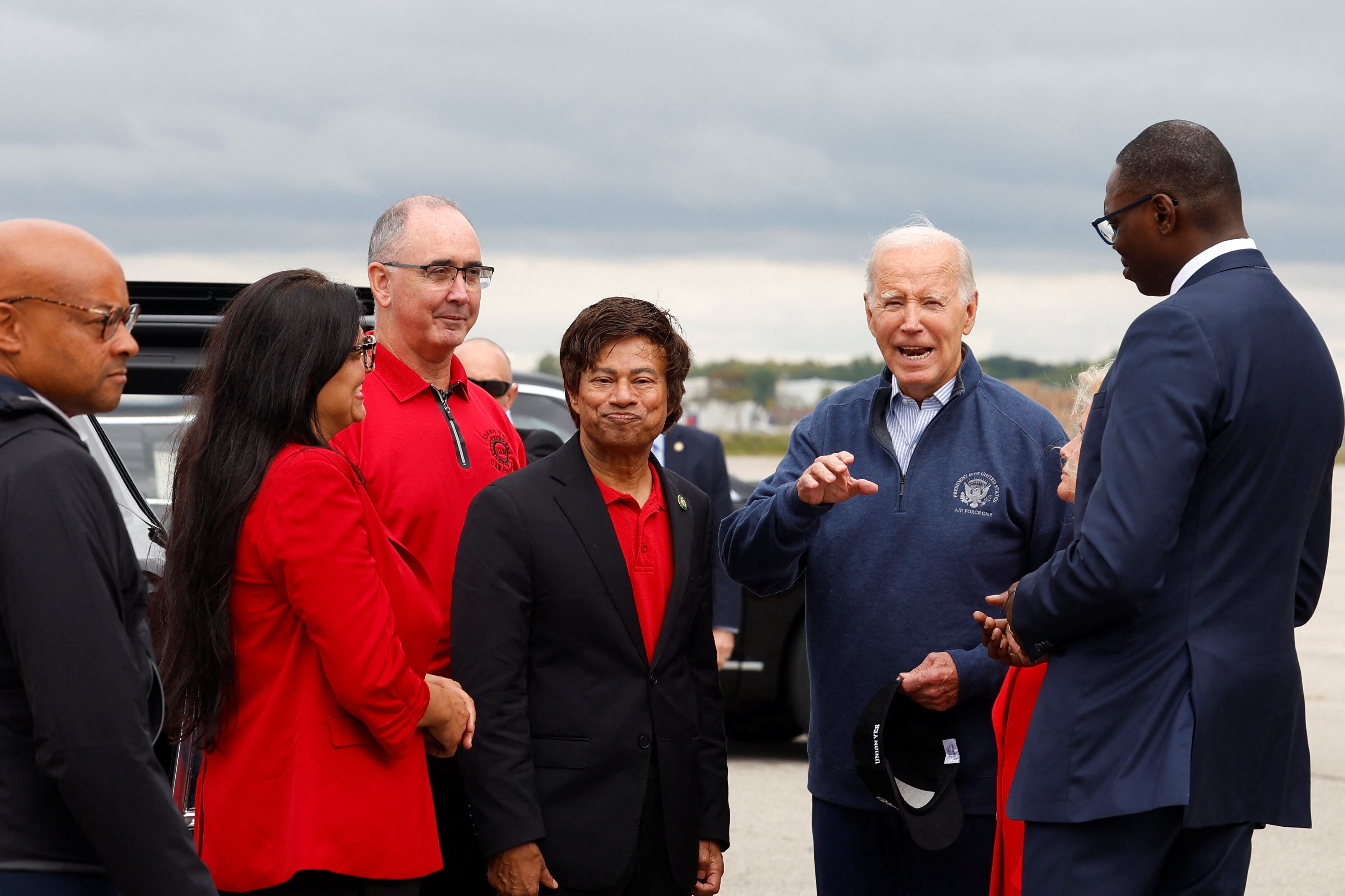 El presidente estadounidense Joe Biden es recibido por Shawn Fain, presidente del United Auto Workers (UAW), el representante Shri Thanedar (MI-13), el vicegobernador Garlin Gilchrist, la representante Debbie Dingell (MI-06) y la representante Rashida Tlaib ( MI-12) a su llegada al Aeropuerto Metropolitano del Condado de Wayne en Detroit.