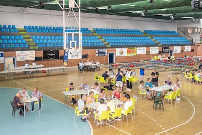 Ambiente en el Polideportivo Municipal de Navalmoral de la Mata, con los evacuados de Romangordo y Higuera de Albalat.

