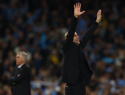 Pep Guardiola, entrenador del Manchester City, celebra uno de los goles de su equipo ante el Real Madrid. Al fondo, Carlo Ancelotti.