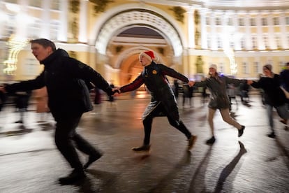 Personas bailan en el centro de San Petesburgo, por la noche del sábado, durante los festejos.