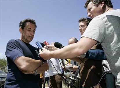 Sarkozy se toma un descanso para hablar con los periodistas mientras hacía <i>footing</i> cerca de Delimara, al sur de Malta.