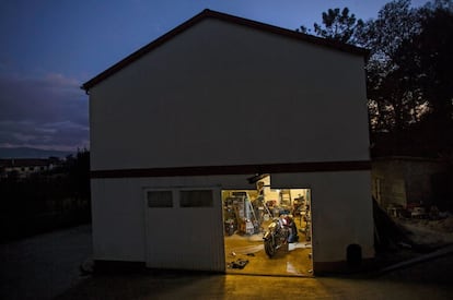 Francisco Freiria, trabajador del metal, transforma la 'Malo/Bueno' en su casa de Tui (Galicia). Ha construido las piezas a base de láminas de acero. “Pienso en la moto como un animal vivo”, dice. “Nuestras motos no son convencionales, quizá demasiado extremas”, afirma su jefe, David Borrás, de El Solitario. “Me tiene que gustar mucho el cliente para aceptar un encargo”.