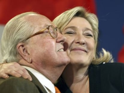 Marine Le Pen y su padre durante un mitin del FN el pasado marzo. 