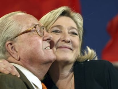 Marine Le Pen y su padre durante un mitin del FN el pasado marzo.
