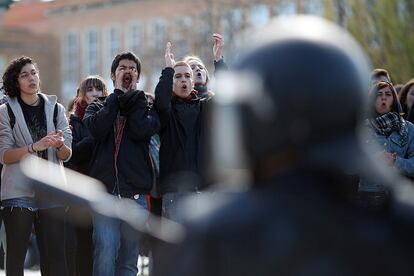 Estudiantes abuchean a la policía durante la protesta en la universidad Complutense.