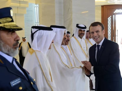 El presidente franc&eacute;s, Emmanuel Macron (d) saluda a oficiales catar&iacute;es durante una reuni&oacute;n este jueves en Doha.