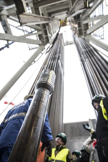 Pozo de perforación para explorar el subsuelo en Gapowo, una pequeña localidad al norte de Polonia. La compañía canadiense BNK investiga si es rentable extraer el gas pizarra mediante usando el método del fracking. Tubos de acero como los de la imagen se utilizan, junto con cemento, para proteger la parte superior del pozo y evitar la contaminación del terreno. Así se aísla el pozo de los acuíferos que atraviesa para llegar a la capa de roca madre que alberga el gas.