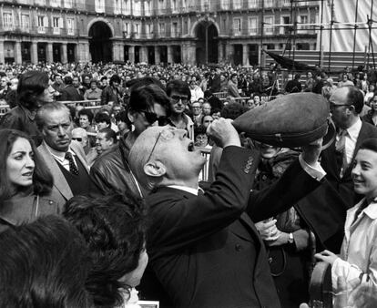 El alcalde Enrique Tierno Galván tienta una bota de vino en la fiesta de las Casas Regionales en la plaza Mayor de Madrid, el 15 de mayo de 1984.