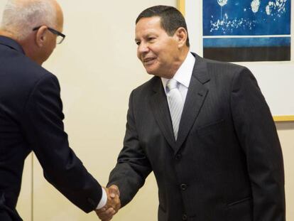 O embaixador da Alemanha no Brasil, Georg Witschel, durante encontro com o presidente em exercício, Hamilton Mourão.