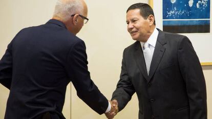 O embaixador da Alemanha no Brasil, Georg Witschel, durante encontro com o presidente em exercício, Hamilton Mourão.