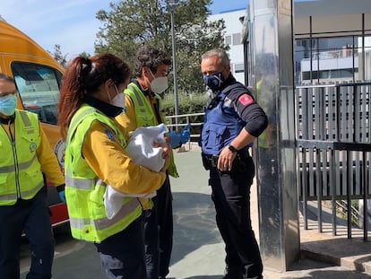 Sanitarios del Samur llevan en brazos a la bebé en el momento de su ingreso en el hospital La Paz.