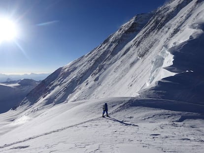 Adrian Ballinger e Cory Richards registraram no Strava sua tentativa de subir o Everest sem oxigênio.