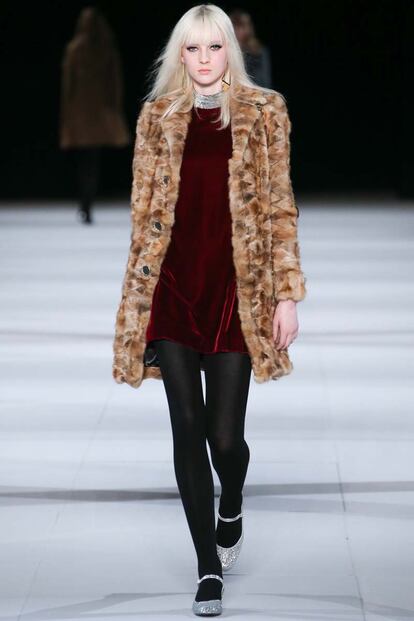 Saint Laurent resucita a Edie Sedgwick en la pasarela