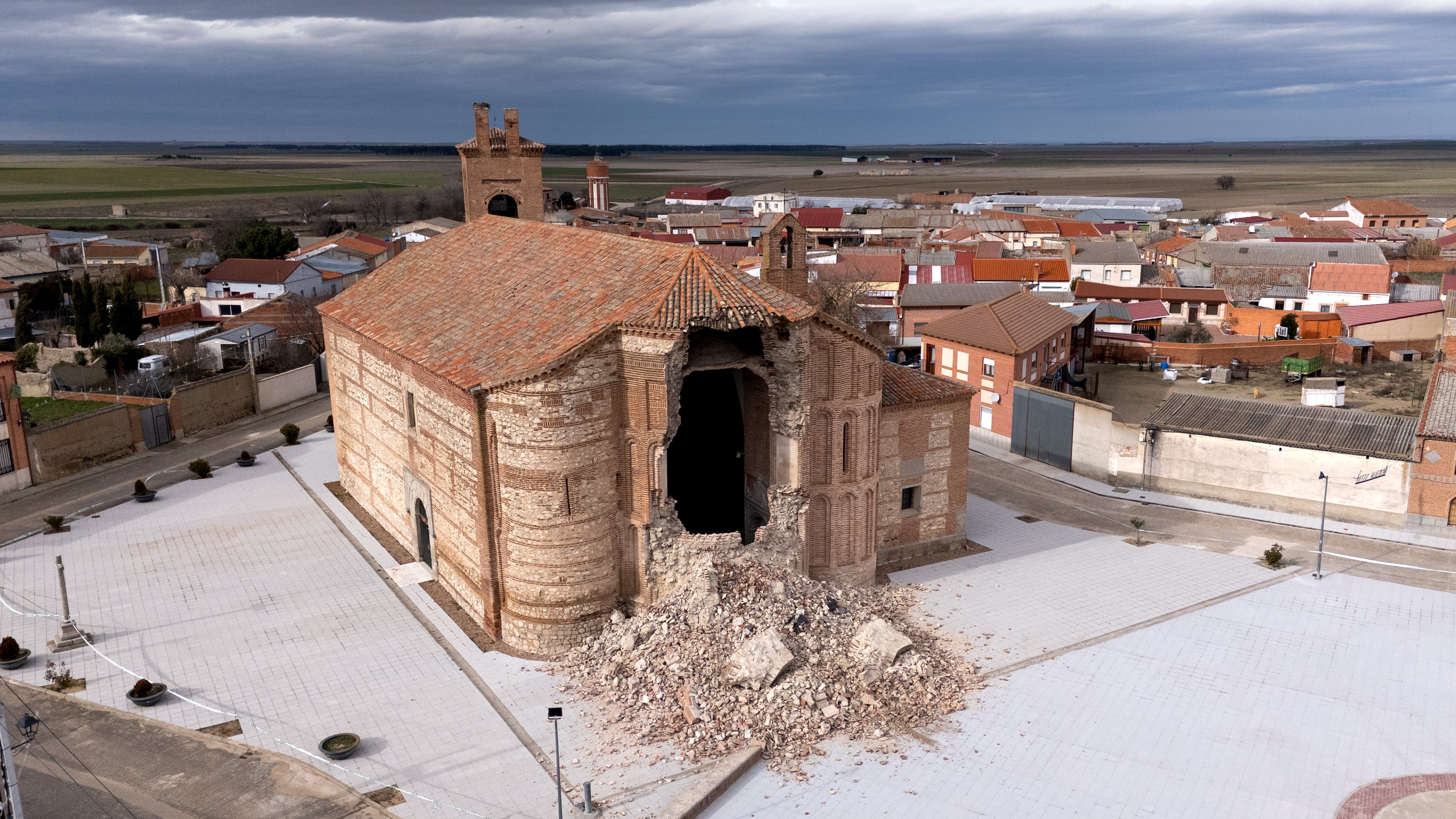 El ábside colapsado de la iglesia de Nuestra Señora del Castillo de Muriel de Zapardiel.
