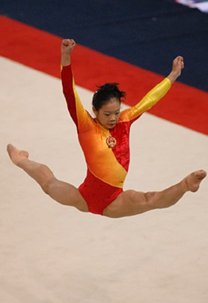 La china Fei Cheng en el ejercicio que le valió la medalla de oro en los Mundiales, el sábado en Aarhus.