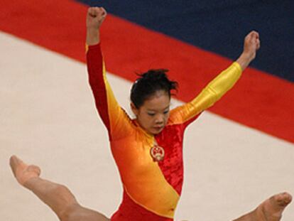 La china Fei Cheng en el ejercicio que le valió la medalla de oro en los Mundiales, el sábado en Aarhus.