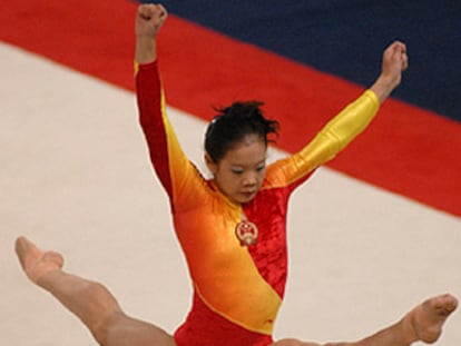 La china Fei Cheng en el ejercicio que le valió la medalla de oro en los Mundiales, el sábado en Aarhus.