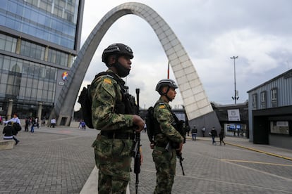 Soldados custodian un centro de votación en Bogotá, Colombia, el 19 de junio de 2022.