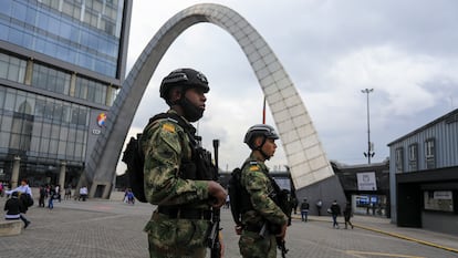 Soldados custodian un centro de votación en Bogotá, Colombia, el 19 de junio de 2022.