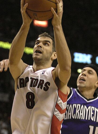 Calderón se levanta para encestar frente a un jugador de los Sacramento Kings