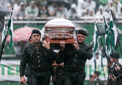 Chapecó recibió a sus héroes. Los cuerpos de los jugadores del Chapecoense, de otros empleados del club y de los periodistas que murieron en el accidente aéreo del pasado martes en Colombia -71 personas fallecieron y solo seis se salvaron- han llegado este sábado por la mañana a Chapecó, municipio del sur de Brasil de 200.000 habitantes. En la imagen, militares brasileños portan el féretro de una de las víctimas del accidente aéreo en el estadio Arena Condá, en Pachecó (Brasil).