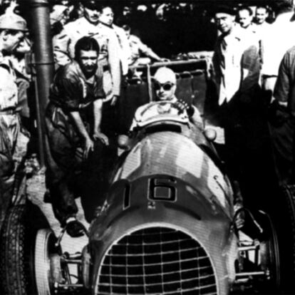 Juan Manuel Fangio es el único piloto que ha logrado cuatro mundiales con cuatro marcas distintas (Alfa Romeo, Mercedes, Ferrari y Maserati).  Ganó cinco títulos. Con Ferrari se proclamó campeón del mundo en 1956. En la imagen, montado en un bólido de la escudería italiana.