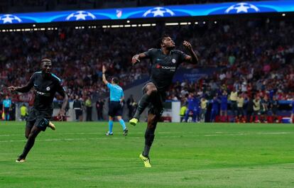 El jugador del Chelsea Michy Batshuayi celebra el gol de la victoria de su equipo en el tiempo de descuento.