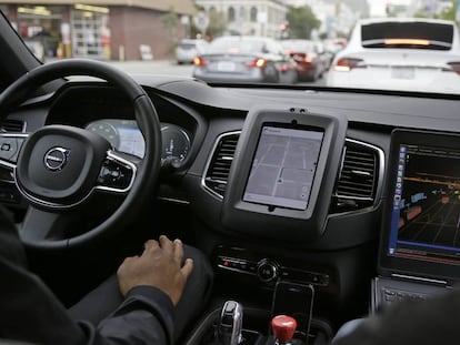 Interior de um carro sem motorista da Uber, em São Francisco.