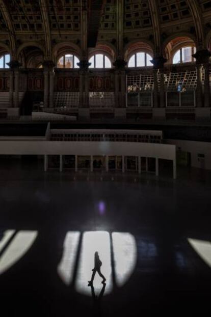 Un visitant travessa, en solitari, la Sala Oval del MNAC, metàfora de la sensació que experimenta avui el sector cultural davant la seva funció social en aquests moments de canvi.