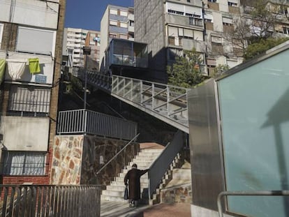 Una mujer subre las escaleras del barrio de Ciutat Meridiana, en Barcelona.