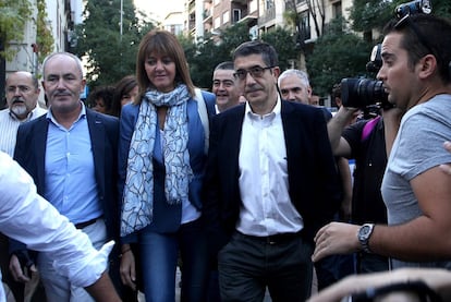 Patxi López (1d) e Idoia Mendia llegan a la sede del PSOE en la calle Ferraz de Madrid. 