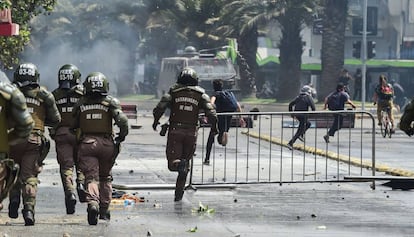 Manifestantes y militares durante las protestas en Santiago de Chile, este sábado.