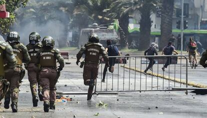 Manifestantes y militares durante las protestas en Santiago de Chile, este sábado.