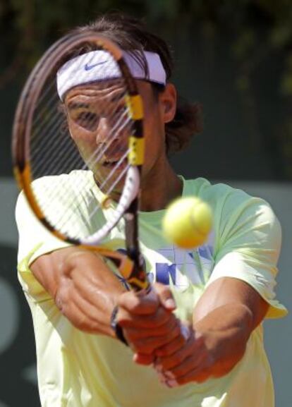 Nadal golpea la pelota durante un entrenamiento.