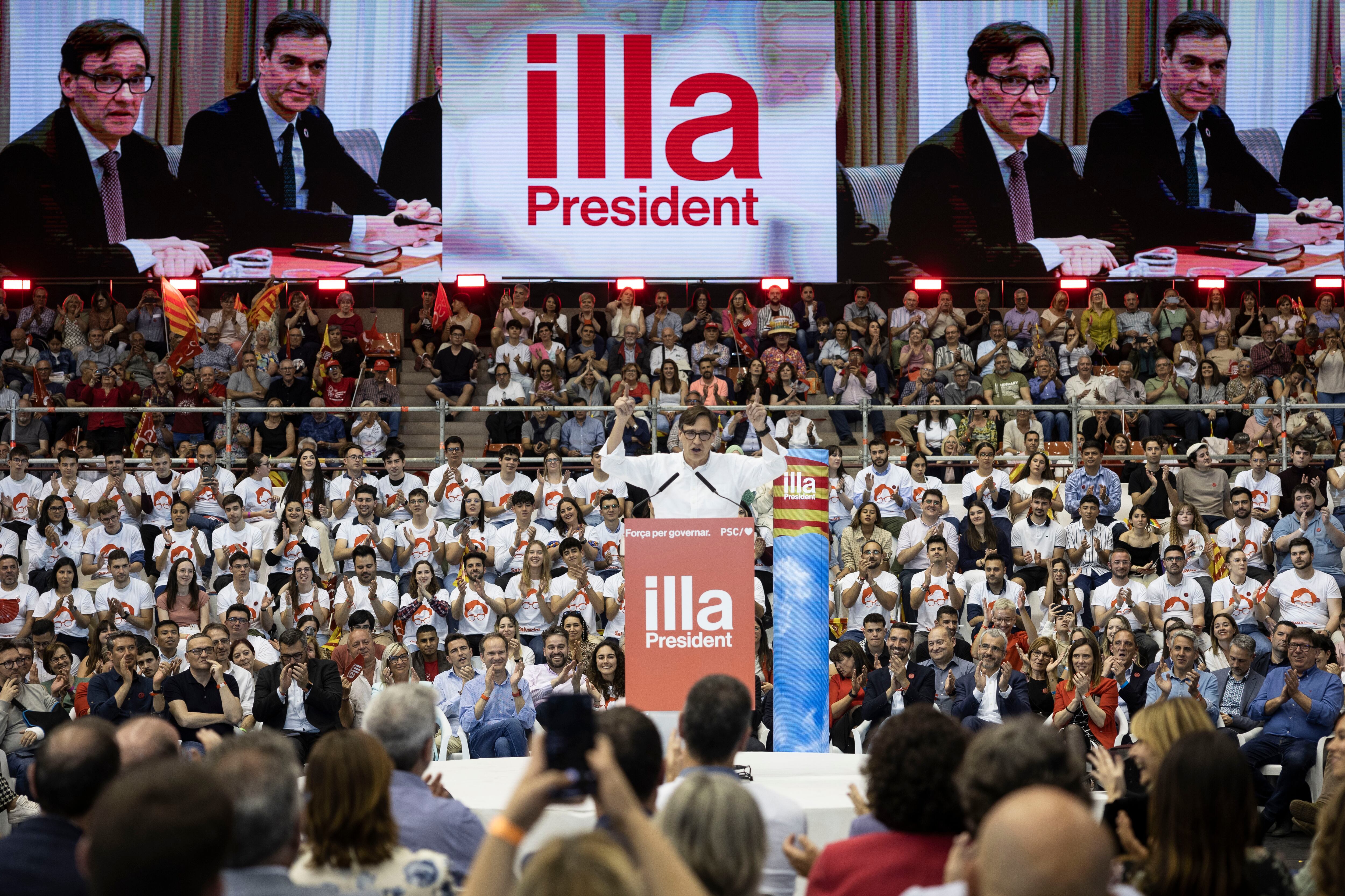 El candidato a la presidencia de la Generalitat, Salvador Illa, en al acto final de campaña del PSC, este viernes en Barcelona. 