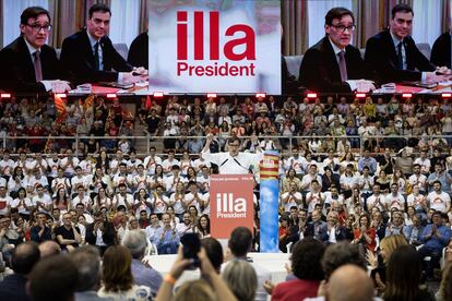 El candidato a la presidencia de la Generalitat, Salvador Illa, en al acto final de campaña del PSC, este viernes en Barcelona. 


