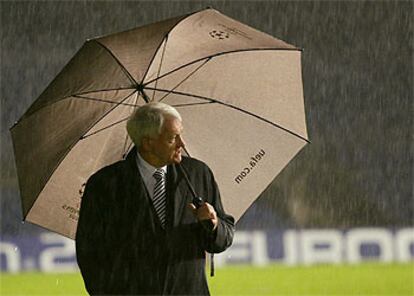 Bobby Robson, técnico del Newcastle, ayer en el Camp Nou, en el momento de suspenderse el partido.
